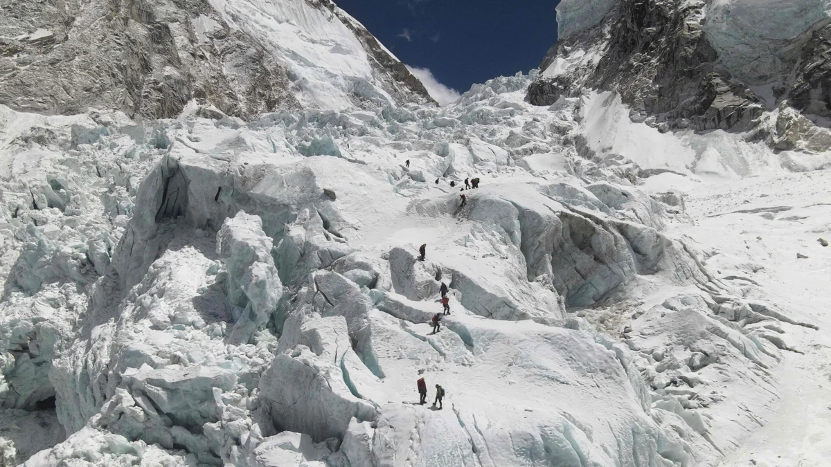 Nepal Officials Launch Emergency Helicopter and Manpower Strategy to Break Mount Everest Climbing Deadlock
