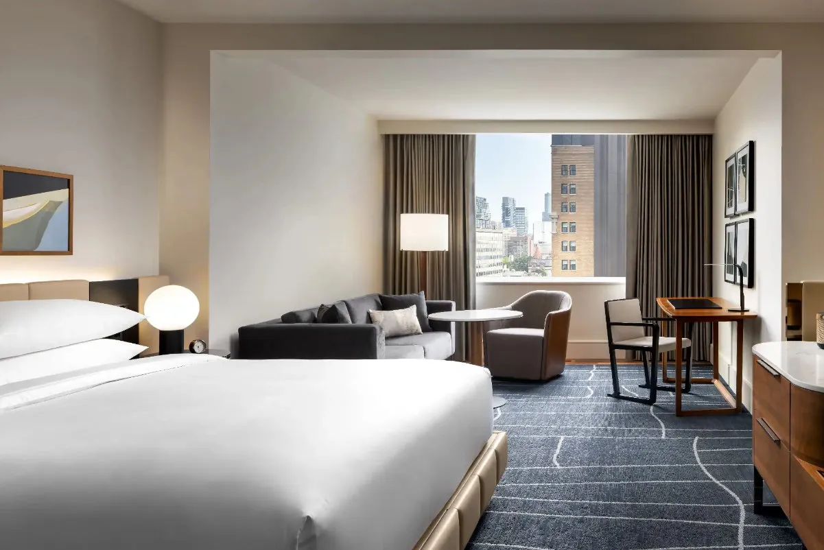 The Luxury Paradox: Why Hyatt’s High-End Focus Outweighs Hilton’s Scale for Top Analysts