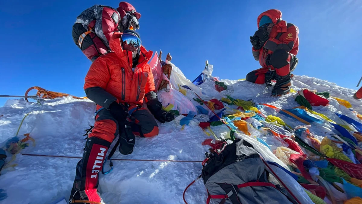 The High Cost of the Summit: Why Mount Everest Remains a Deadly Challenge Despite Modern Commercialization