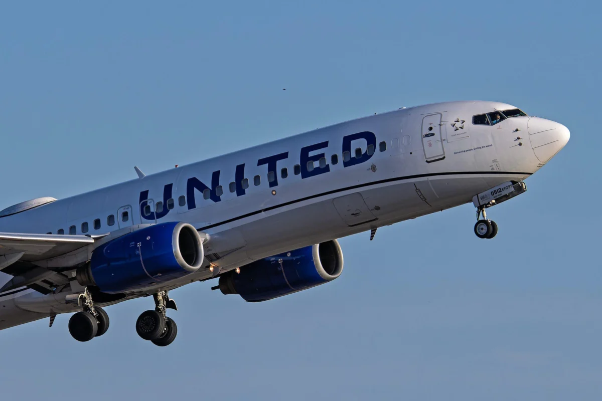 United Airlines Flight Diverts to Washington Dulles After Unruly Passenger Attempts to Open Cabin Door and Assaults Fellow Traveler