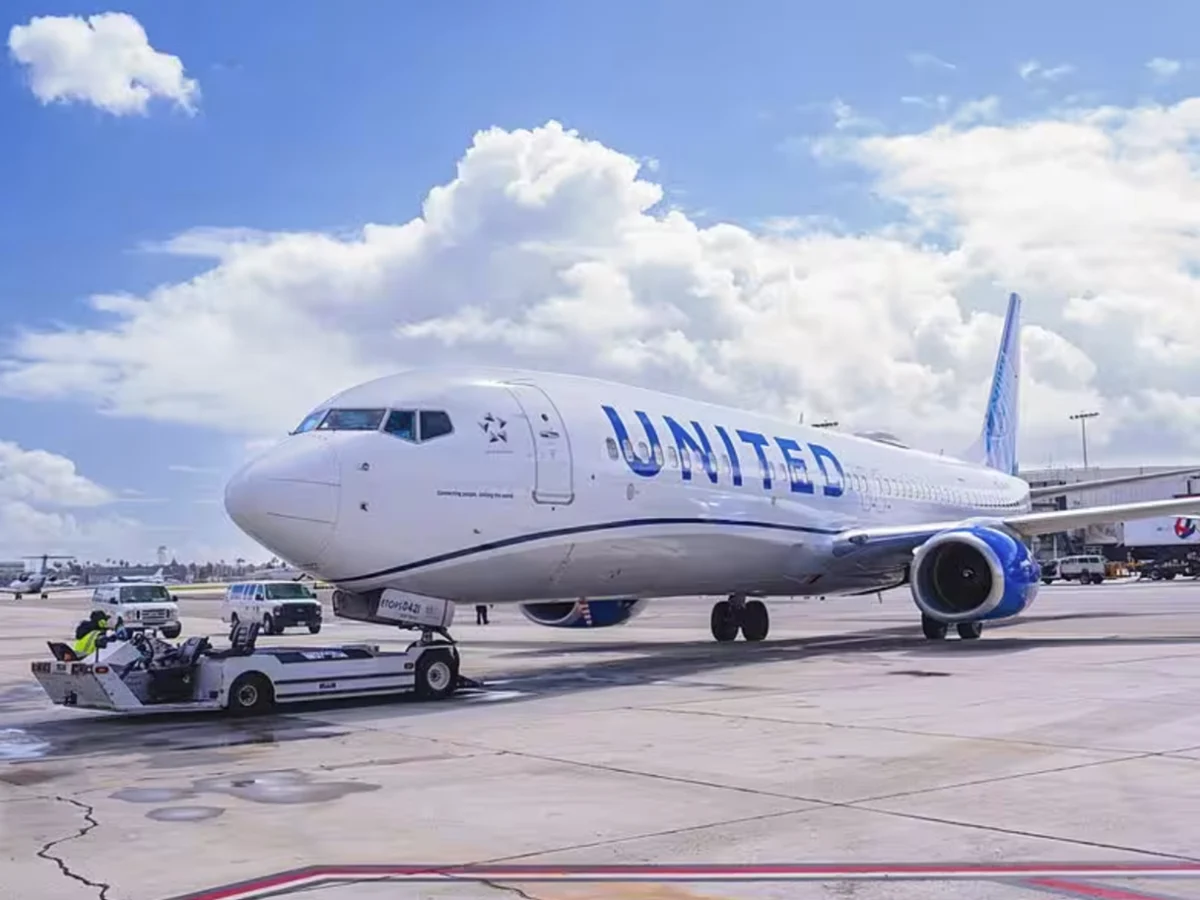 United Airlines Passenger Detained After Attacking Crew and Attempting to Breach Cockpit on International Flight to Newark