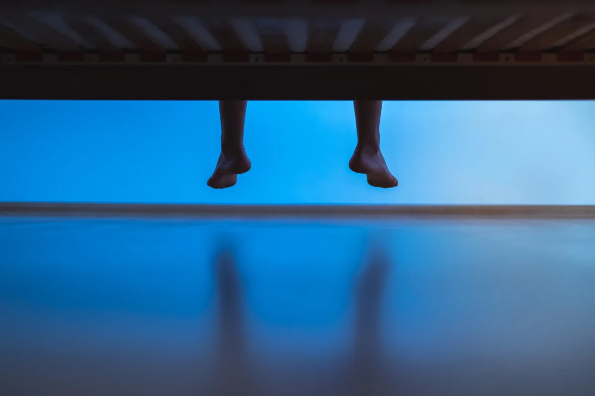 Florida Hotel Security Breach: Couple Discovers Intruder Hiding Under Bed Following Balcony Infiltration
